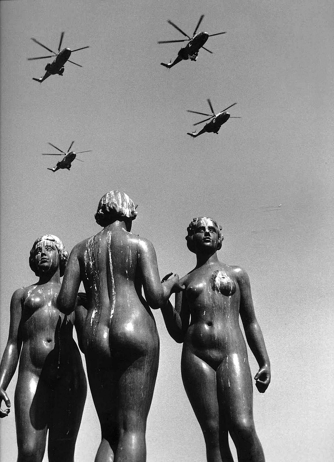 1158x1600, 395 Kb / вертолеты, памятник, грации, ч/б