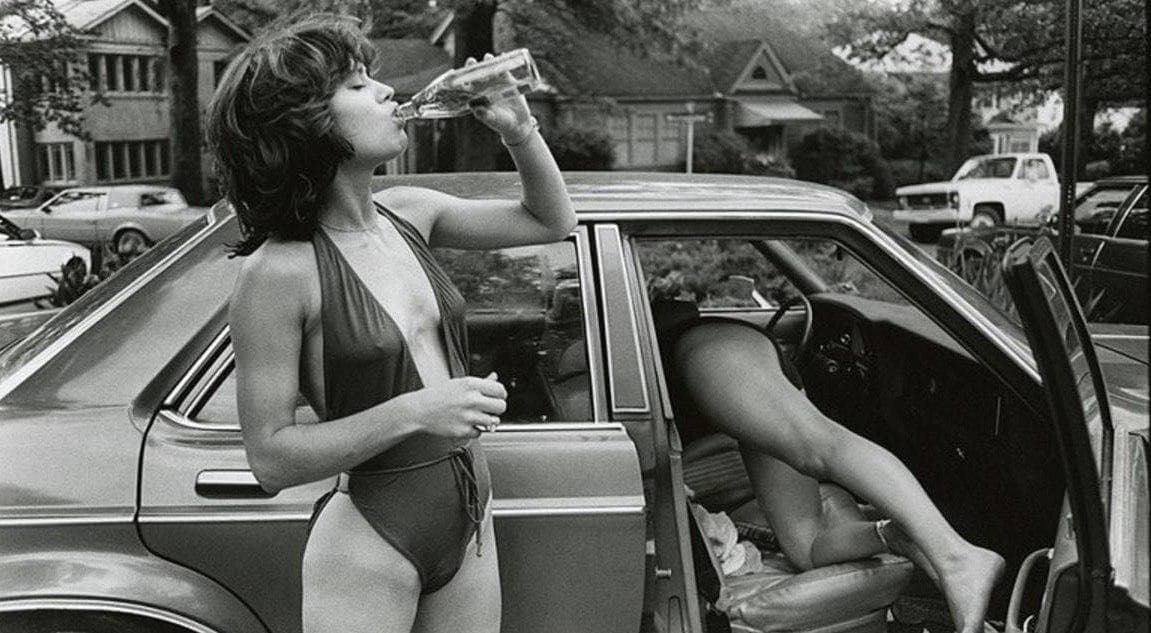 1151x633, 128 Kb / ч/б, купальник, бутылка, автомобиль