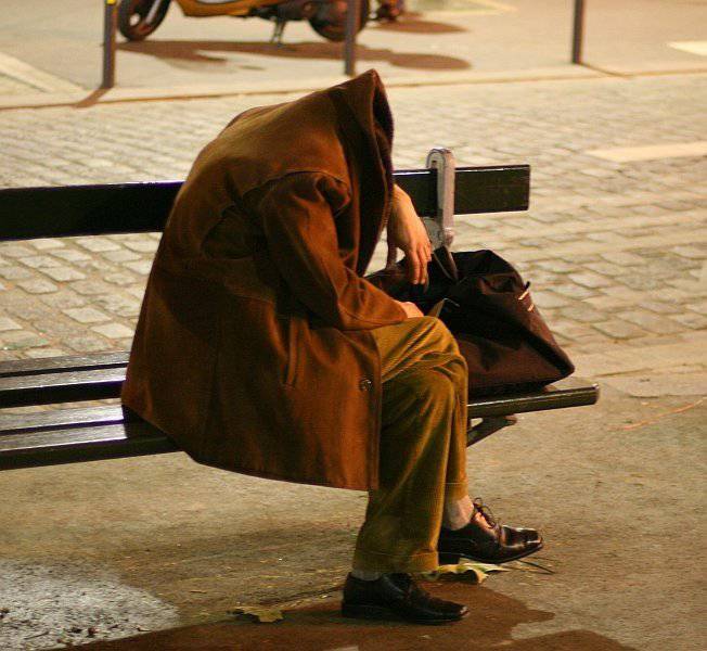 652x600, 59 Kb / мужчина, без головы, сидит, скамейка, лавочка, сумка, пальто