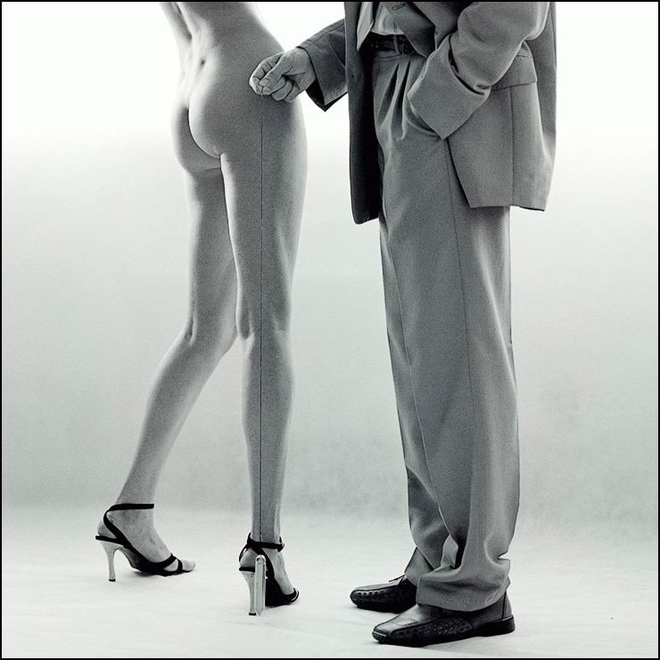 740x740, 72 Kb / уровень, ч/б, попа, туфли