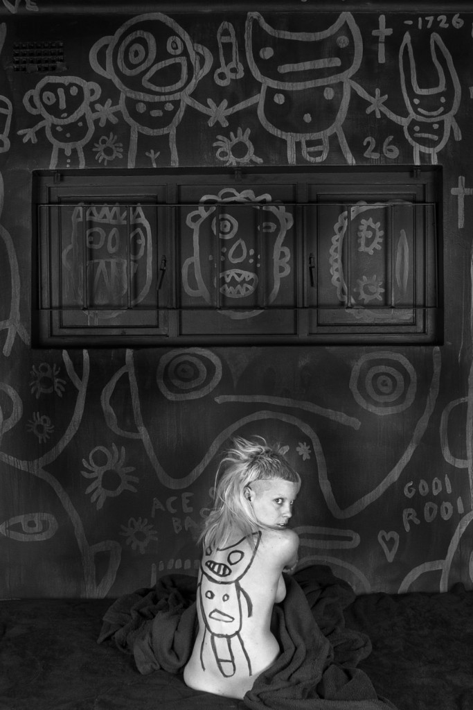 683x1024, 136 Kb / девка, спина, кот, хуй, рисунок, Йоланди Фиссер