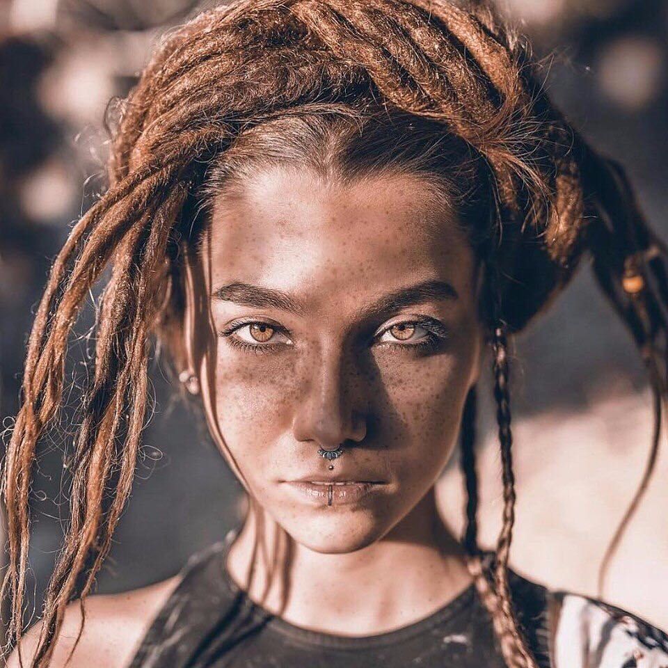 960x960, 171 Kb / девка, дреды, пирсинг