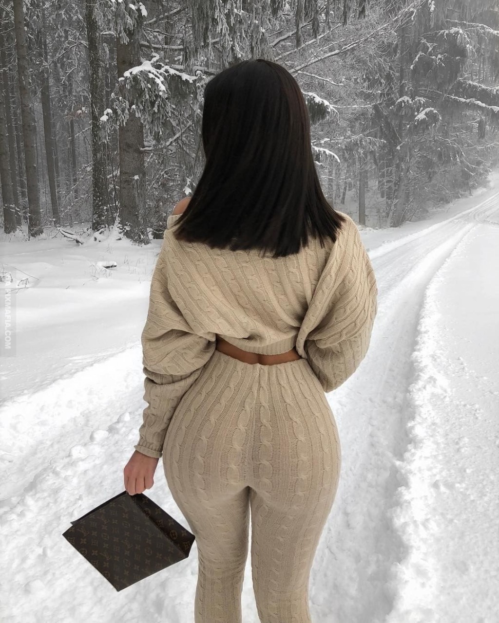 1024x1280, 324 Kb / женщина, штаны, кофта, дорога, лес, зима