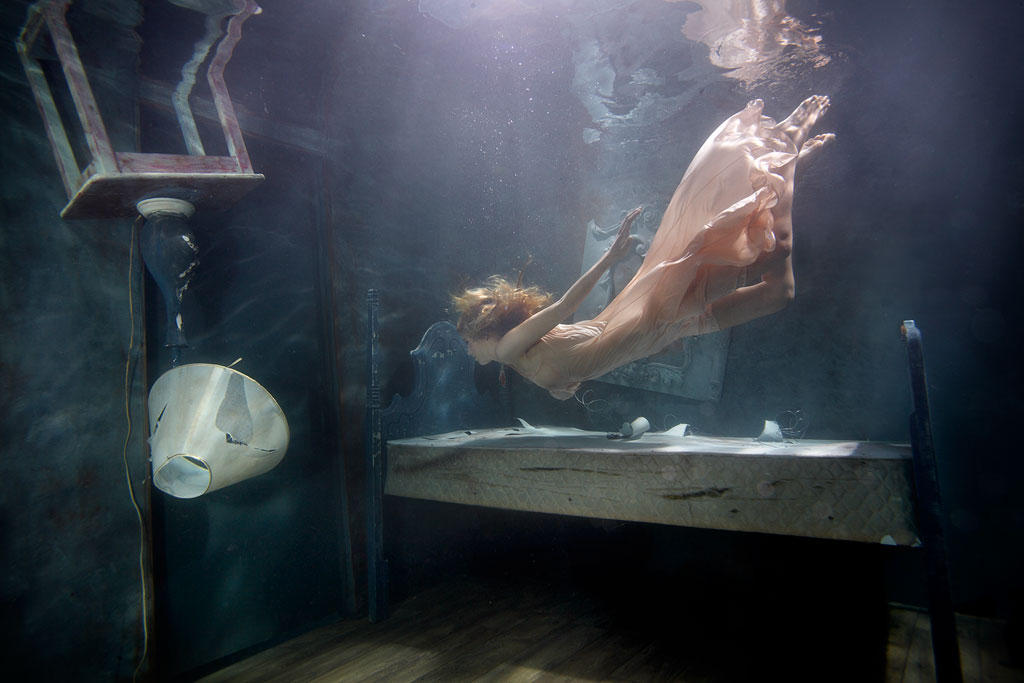 1024x683, 85 Kb / под водой, табуретка, лампа, девушка, кровать, матрас, Scott Rhea