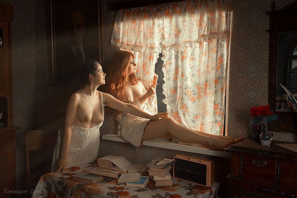 1000x666, 154 Kb / женщины, сорочки, окно, занавески, портрет, книги, Ленин, рыжая, Воронцов