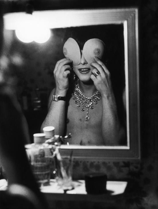 552x730, 38 Kb / гримёрка, сиськи, накладки, чудак, ч/б