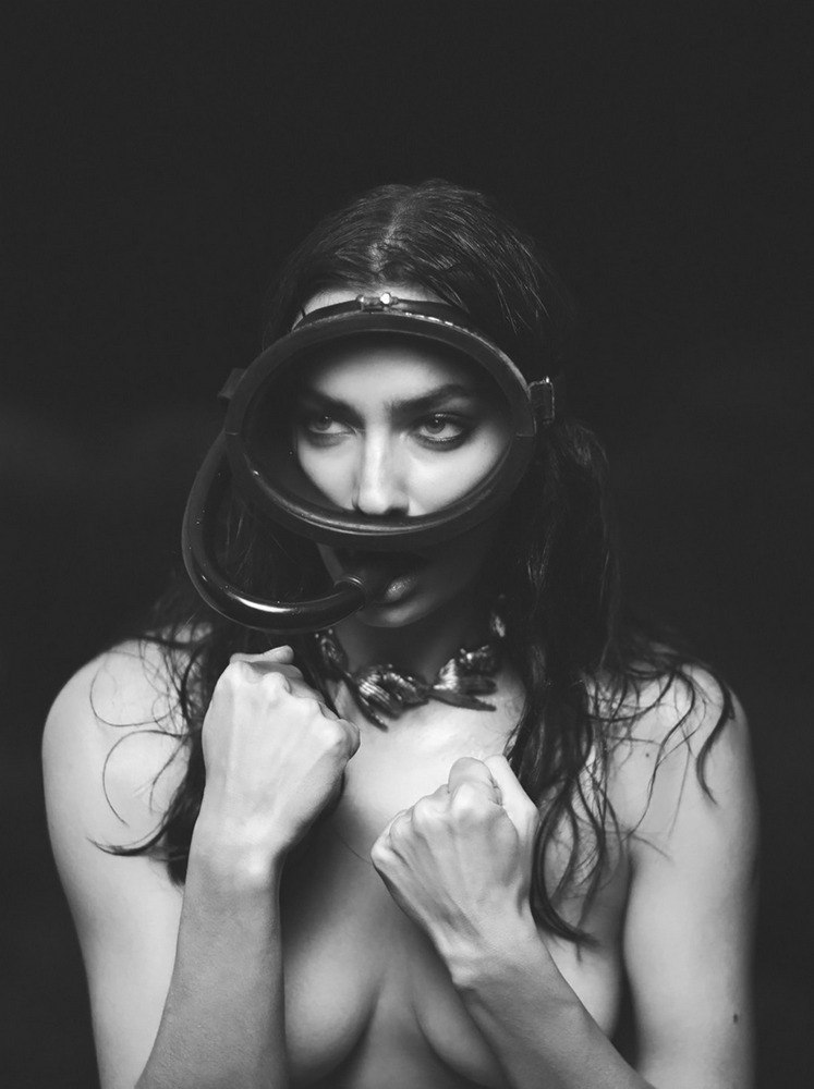 747x1000, 80 Kb / голая, ч/б, маска, водолаз