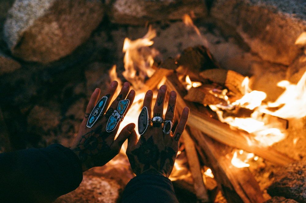 1000x663, 180 Kb / костер, руки, кольца, перстни