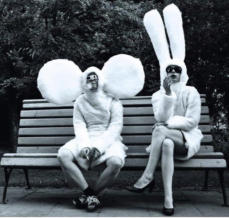 750x714, 203 Kb / скамейка, двое, зайка, чубурашка, сигареты, очки, ч/б