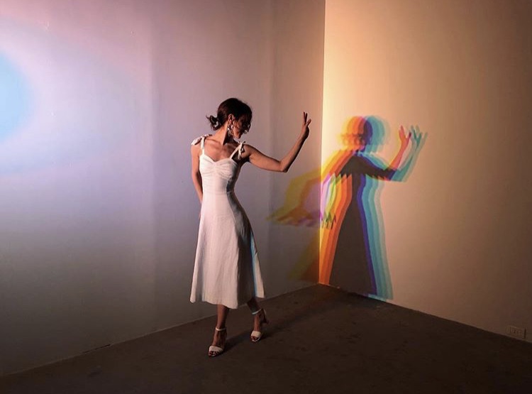 750x555, 69 Kb / брюнетка, белое, платье, угол, матильда, тень