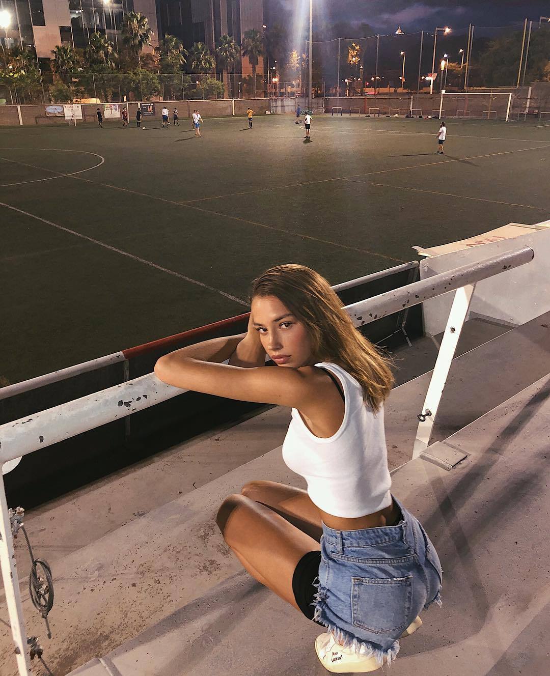 1080x1328, 192 Kb / стадион, футбол, шорты, топ, болельщица