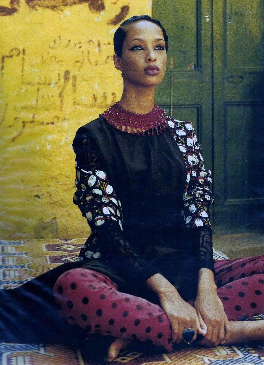 926x1280, 228 Kb / женщина, бусы, горошек