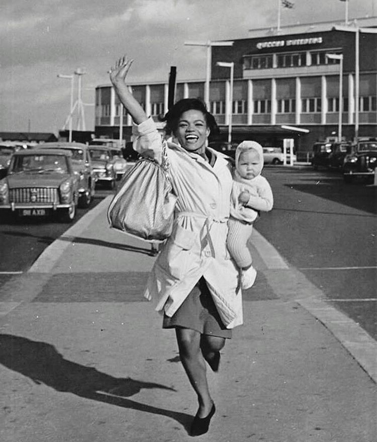 750x879, 328 Kb / женщина, бежит, сумка, ребёнок, авто, здание, ч/б