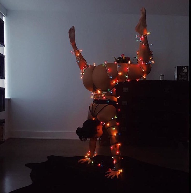 737x747, 49 Kb / девка, стойка, гирлянда, жопа, как вы любите