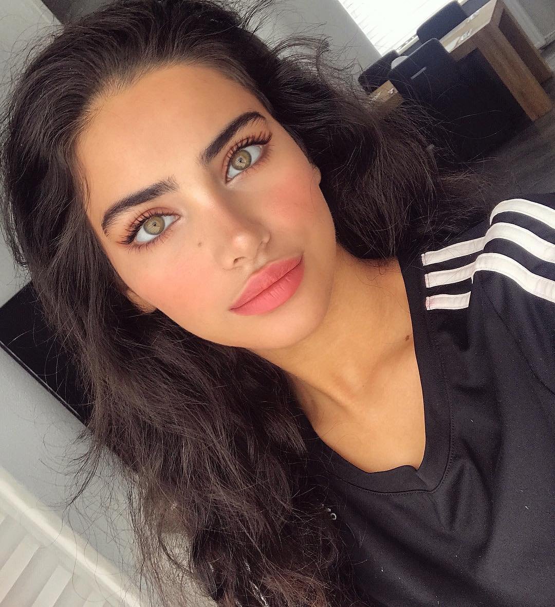 1080x1180, 282 Kb / брюнетка, лицо, девушка, глаза, макияж