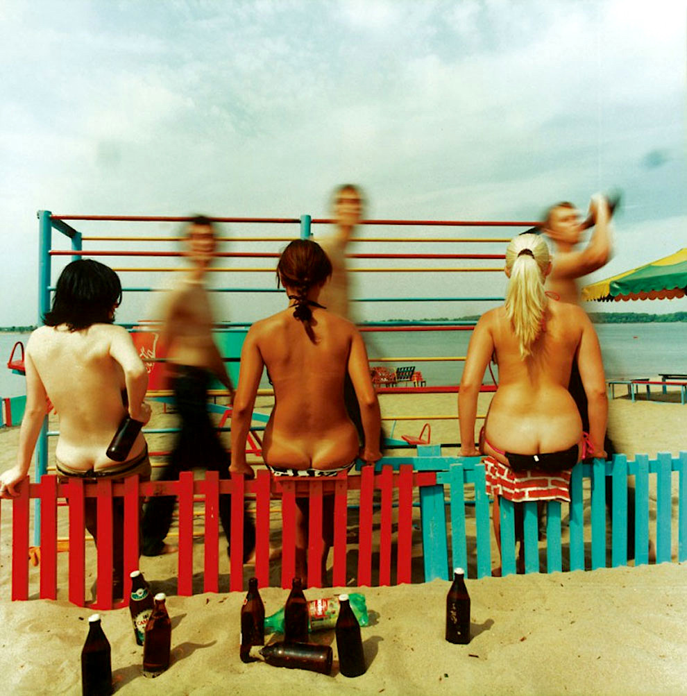 990x1003, 243 Kb / пиво, пляж, забор, девки, трое, Сергей Чилков