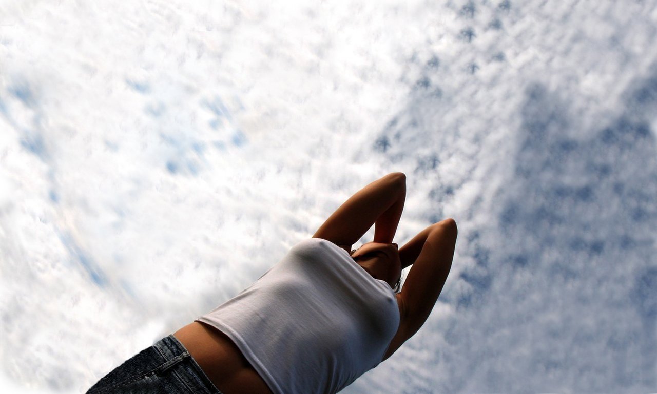 1280x769, 98 Kb / облака, маечка, небо, животик