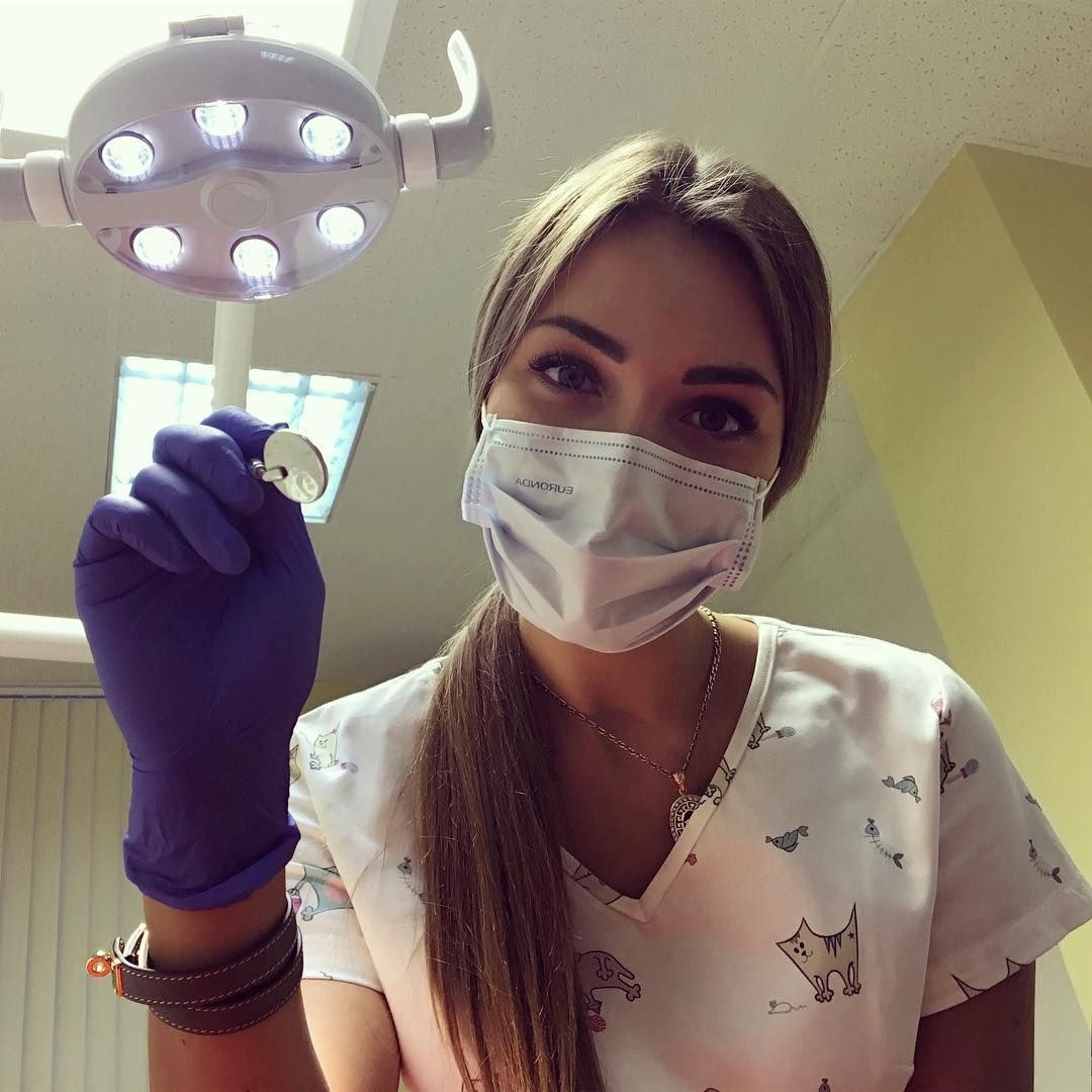 1080x1080, 172 Kb / врач, лампа, перчатки, маска, браслет, кот, котики, шатенка, цепочка, кулон, подвеска, стоматолог