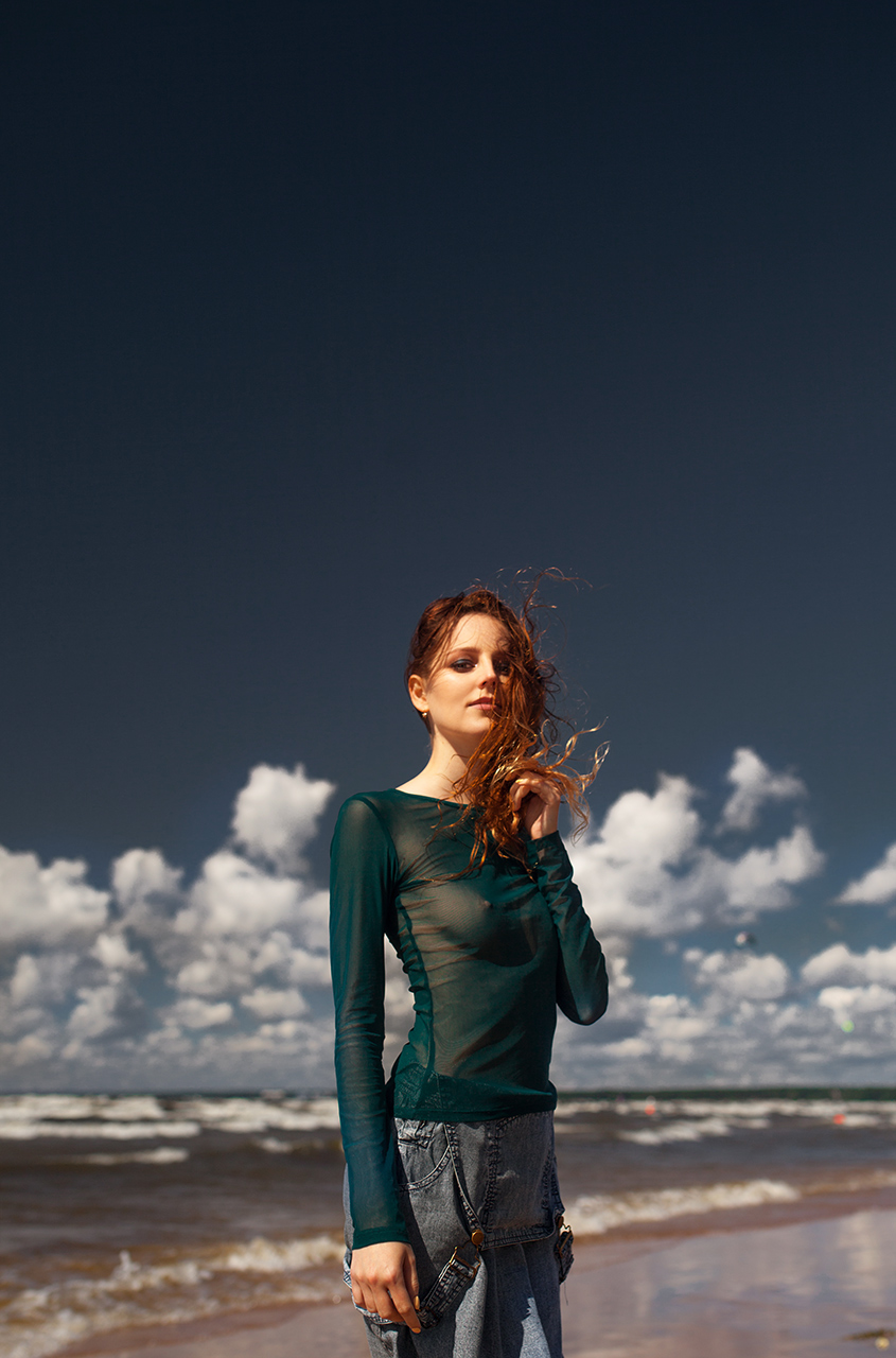 845x1280, 383 Kb / море, пляж, комбинезон, кофта, Денис Гончаров