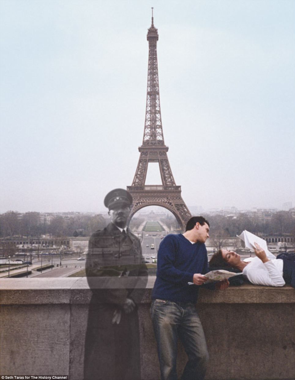 964x1242, 90 Kb / Эйфелева башня, мостовая, прошлое, Гитлер, парочка