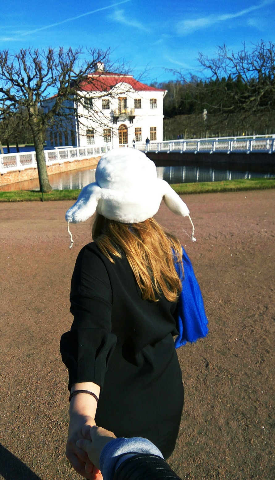 890x1550, 557 Kb / дом, пруд, шапка, ушанка, рука