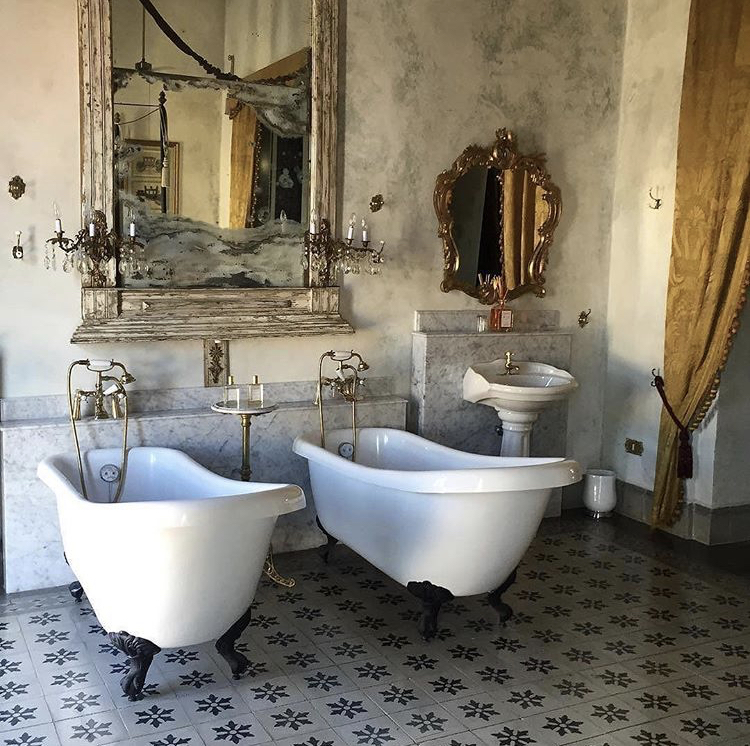 750x746, 515 Kb / ванны, две, зеркало, умывальник, светильники, плитка