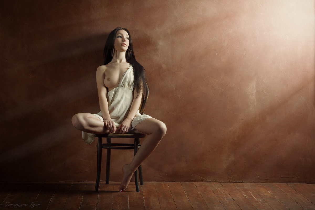 1200x800, 112 Kb / женщина, стул, сорочка, стена, картина