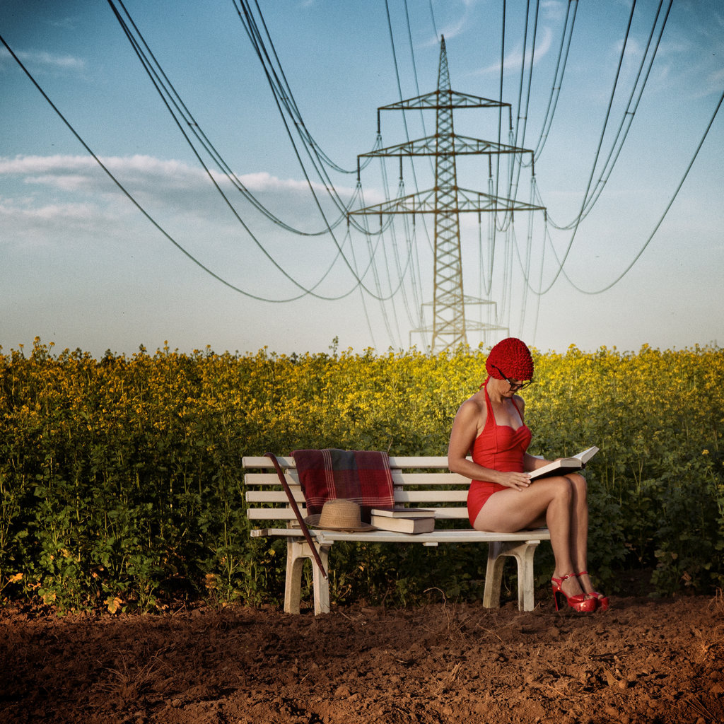 1024x1024, 345 Kb / девка, скамейка, книги, поле, лэп, бабка