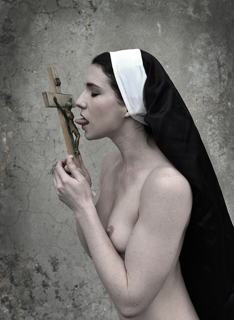 747x1022, 179 Kb / монашка, распятие, крест, язык