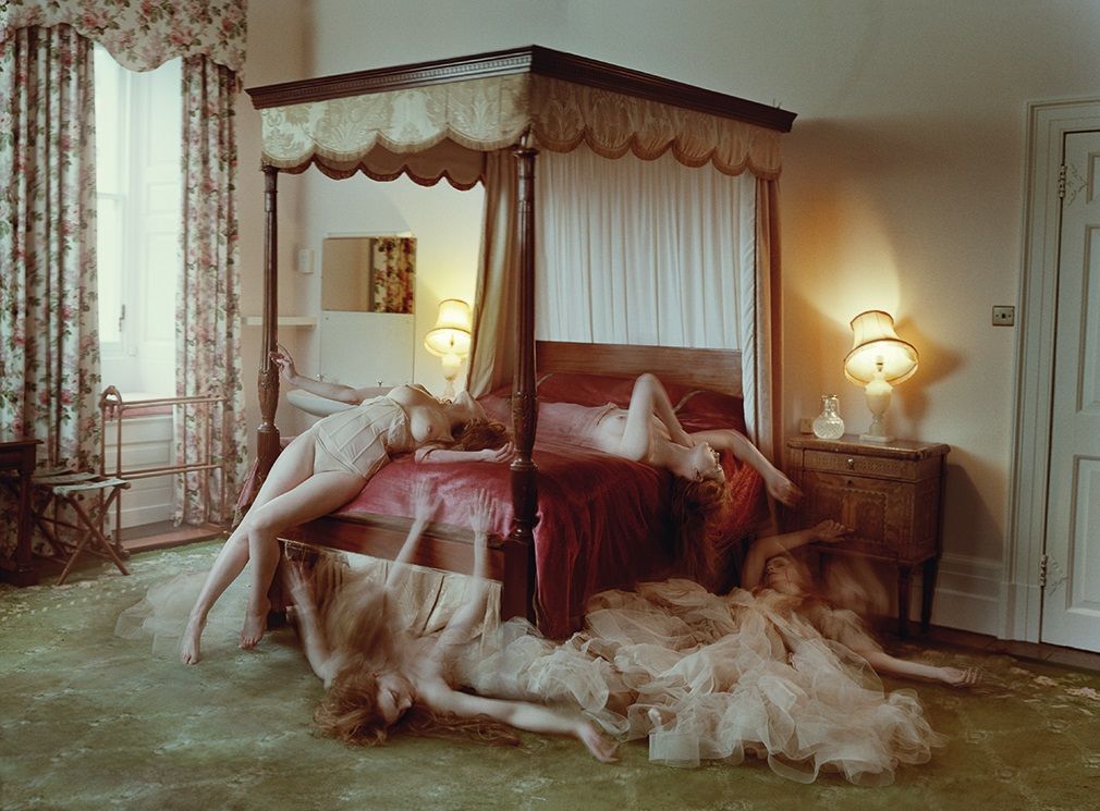 1010x745, 120 Kb / кровать, окно, лампы, женщины