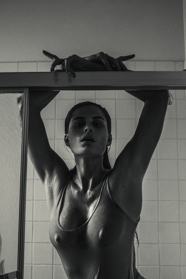 602x900, 124 Kb / ч/б, руки, майка, мокрая, соски, плитка, кафель