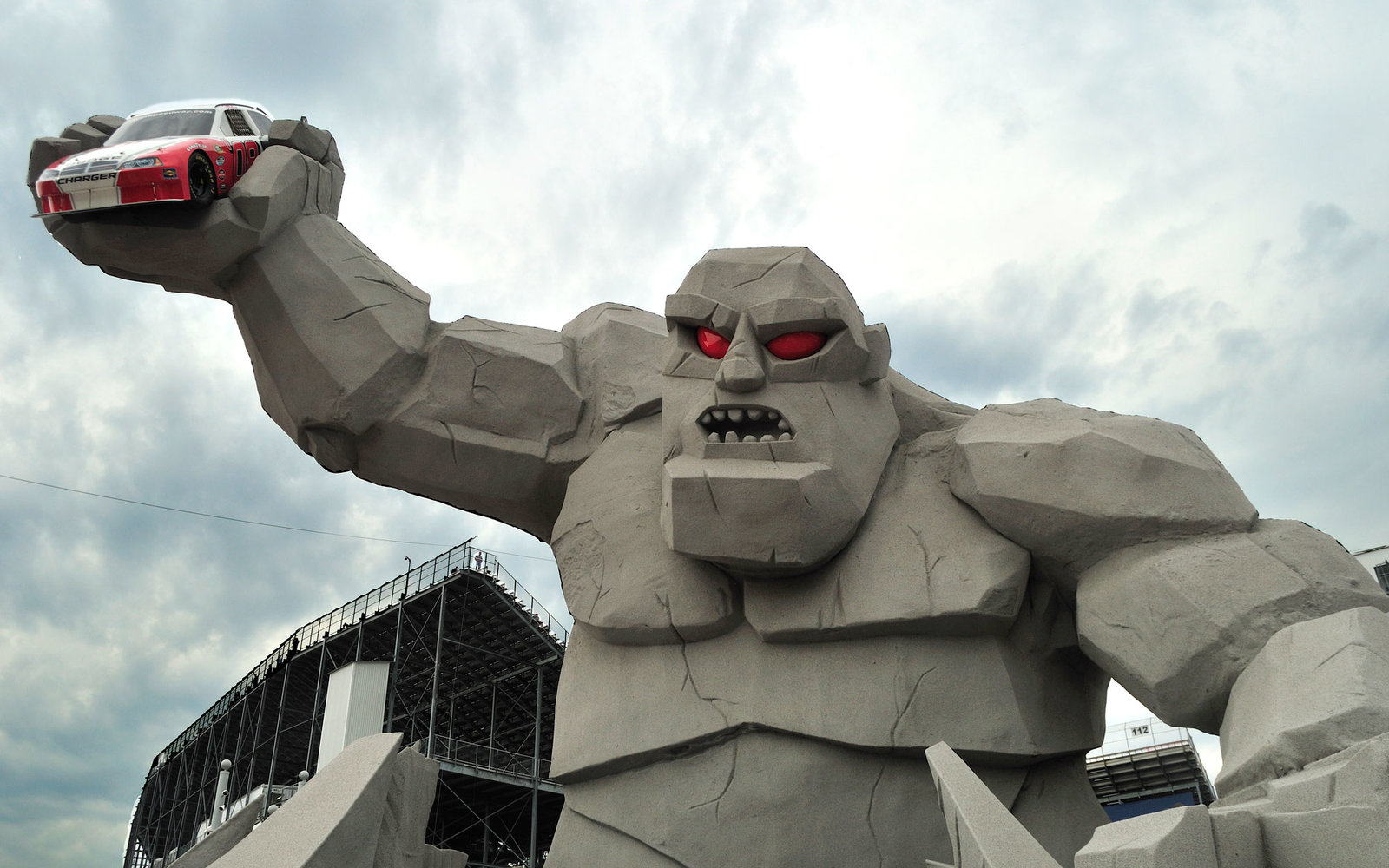 1600x1000, 245 Kb / халк, делавер, авто, скульптура, монстр