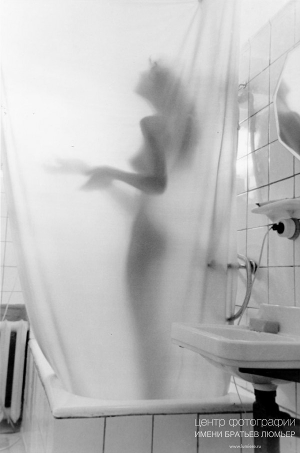 600x904, 65 Kb / новая квартира, Николай Хорунжий, ч/б, СССР, душ, ванная, шторка, кафель, умывальник, раковина, батарея, зеркало, розетка, провода