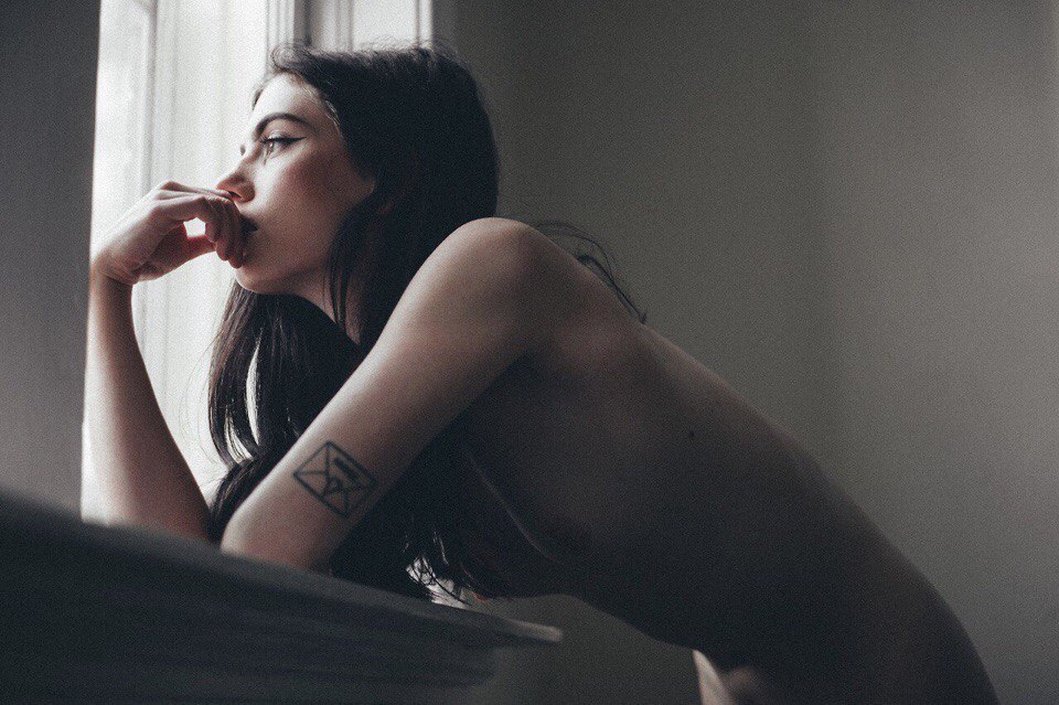 960x639, 133 Kb / брюнетка, конверт, голая, окно, тату