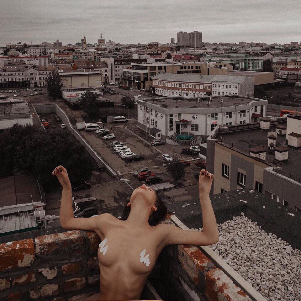 960x960, 322 Kb / крыша, голая, брюнетка