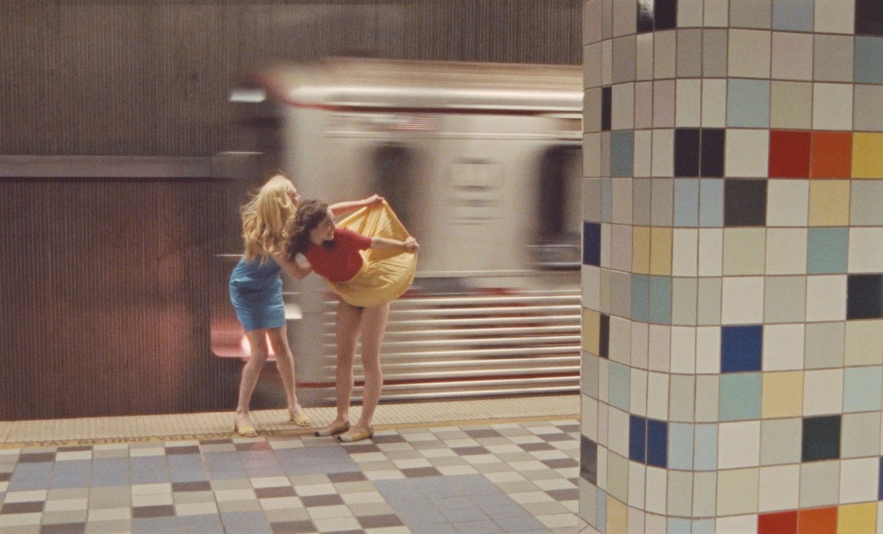 1280x775, 158 Kb / метро, юбка, девушки