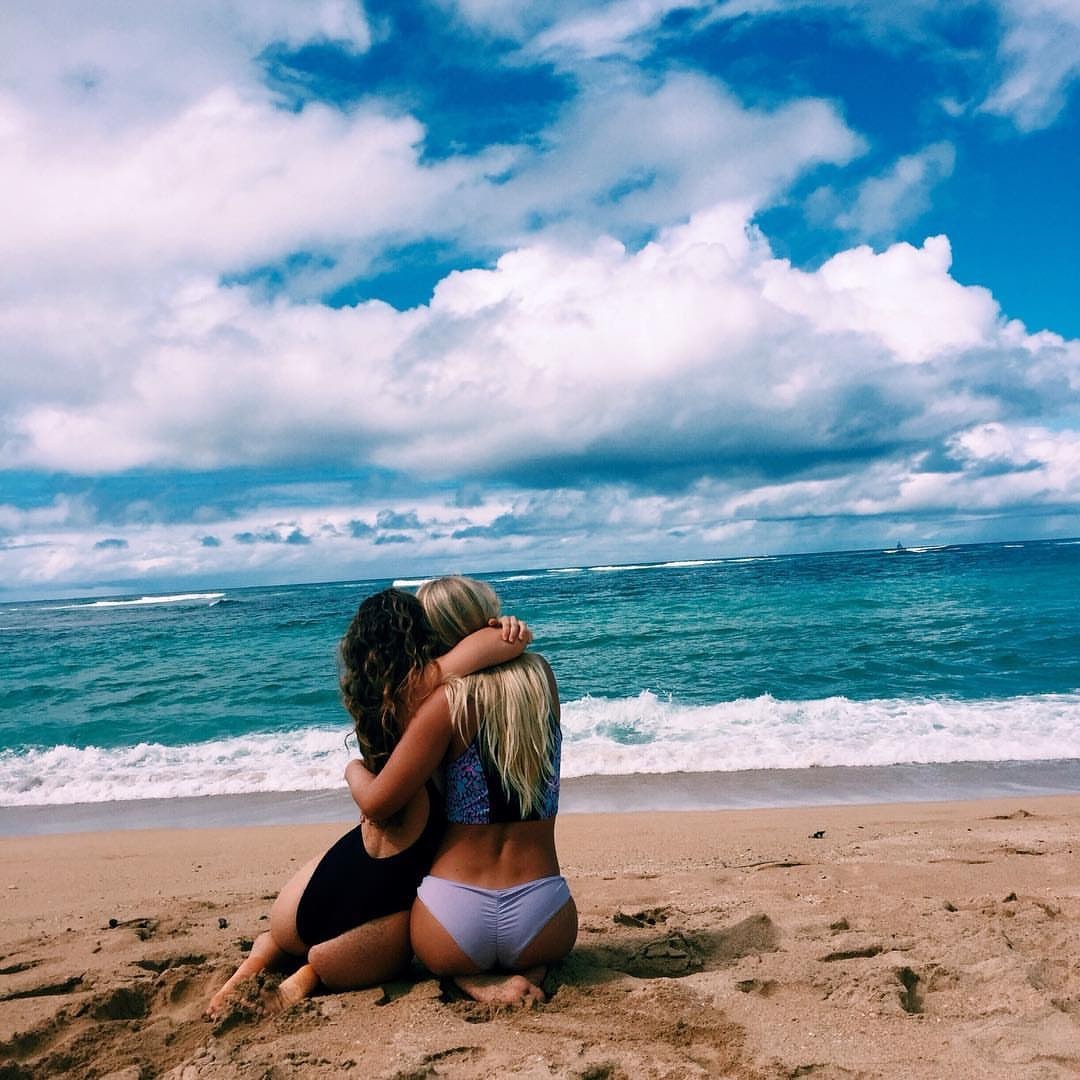 1080x1080, 182 Kb / небо, море, облака, девушки, песок, пляж, попа, блондинка, брюнетка