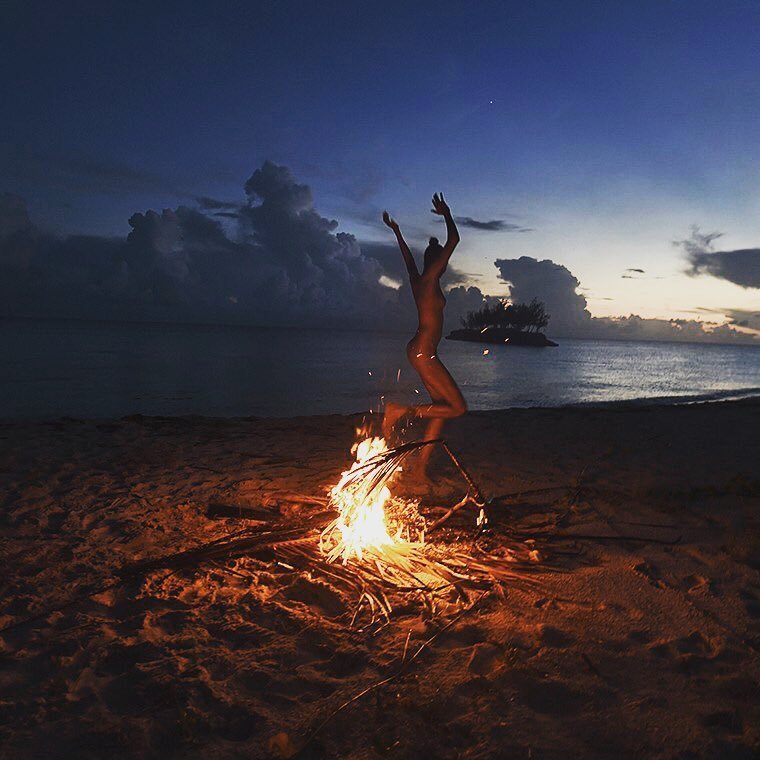 760x760, 88 Kb / девка, пляж, костёр, пляска