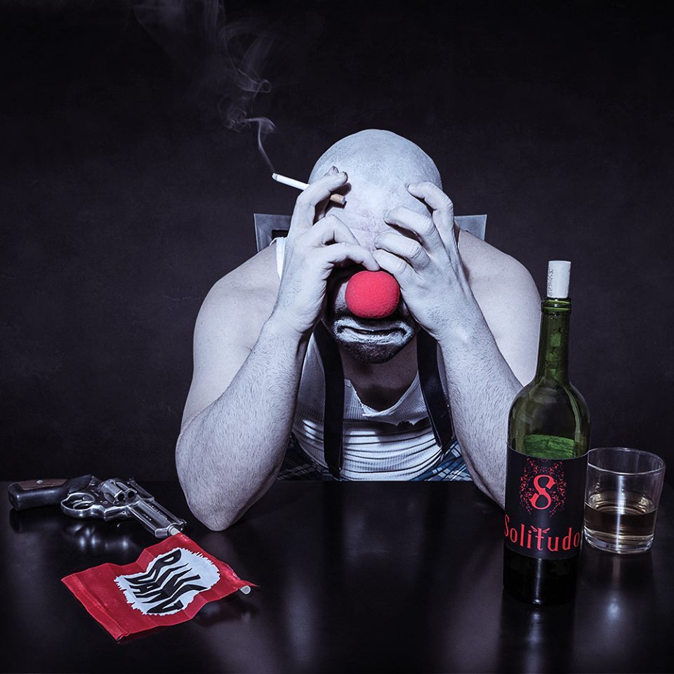 960x960, 109 Kb / клоун, бутылка, 8 стакан, пистолет, сигарета, одиночество