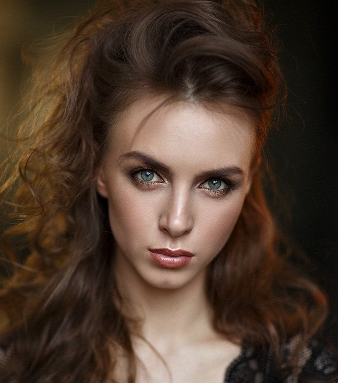 683x773, 163 Kb / шатенка, локоны, волосы, глаза, макияж, взгляд, портрет
