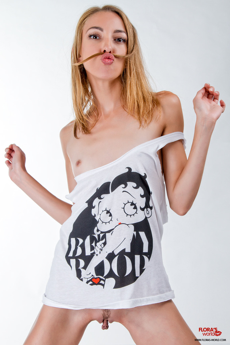 800x1200, 197 Kb / блондинка, усы, майка, губы, Бетти Буп