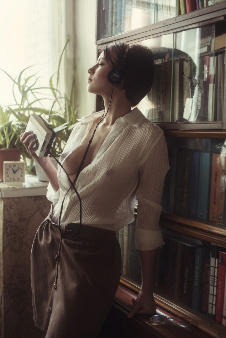 721x1080, 223 Kb / шатенка, Sophie La Sage, блузка, юбка, плеер, книги, шкаф, полки, родинка, окно, растение, часы, будильник, очки, наушники, David Dubnitskiy, Давид Дубницкий, София Натальчук