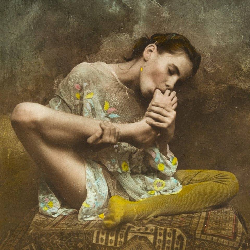 960x960, 134 Kb / девка, нога, палец, сосёт