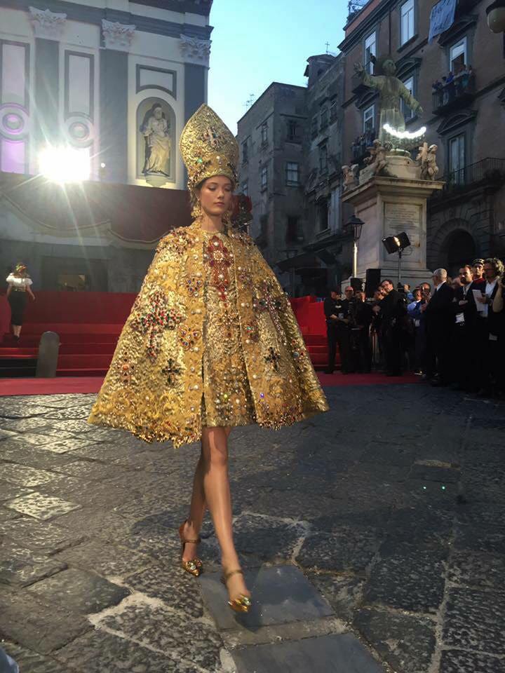 720x960, 96 Kb / мама, папа, показ, мода, наряд, туфли, каблуки, ряса, мантия