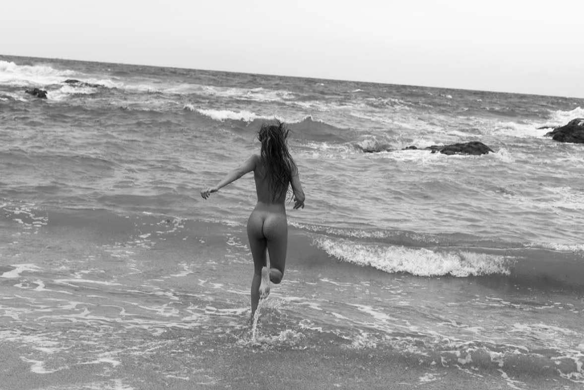 1177x785, 193 Kb / ч/б, бег, след от загара, море, попа, сзади