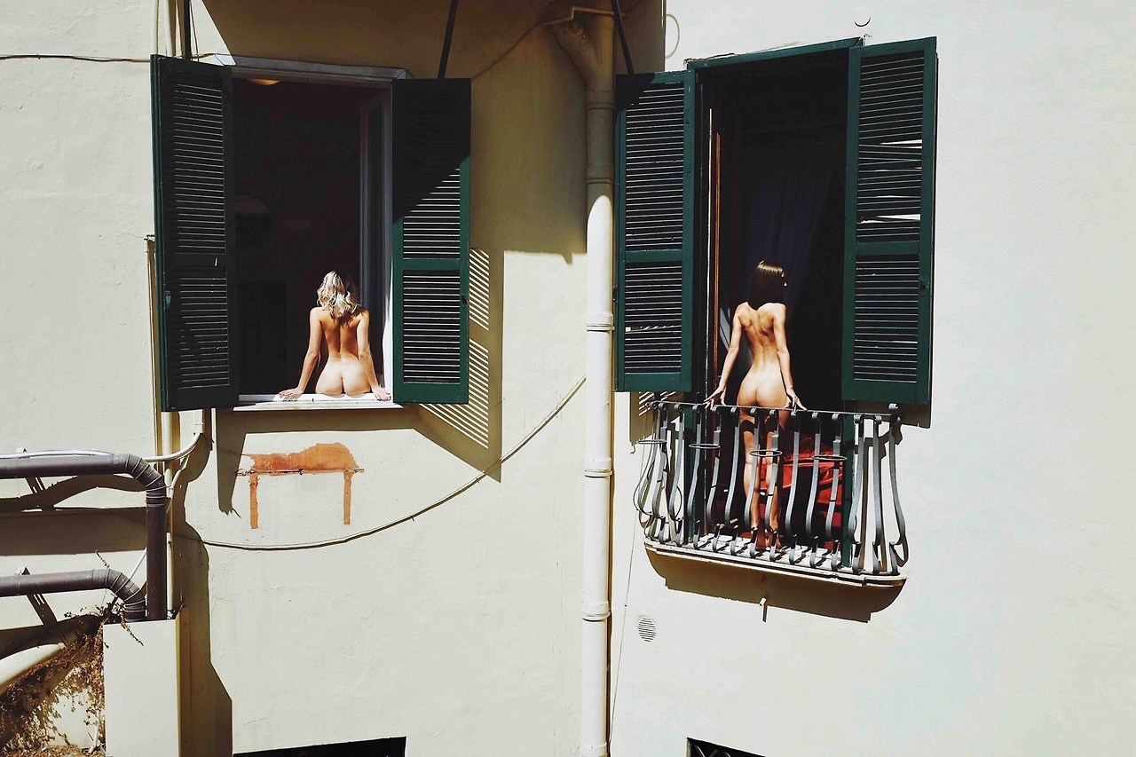 1280x853, 214 Kb / окна, ставни, девушки, балкон, голые, попа, брюнетка, блондинка