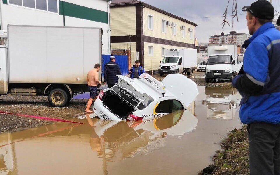 960x602, 89 Kb / яндекс, такси, лужа, утонуло