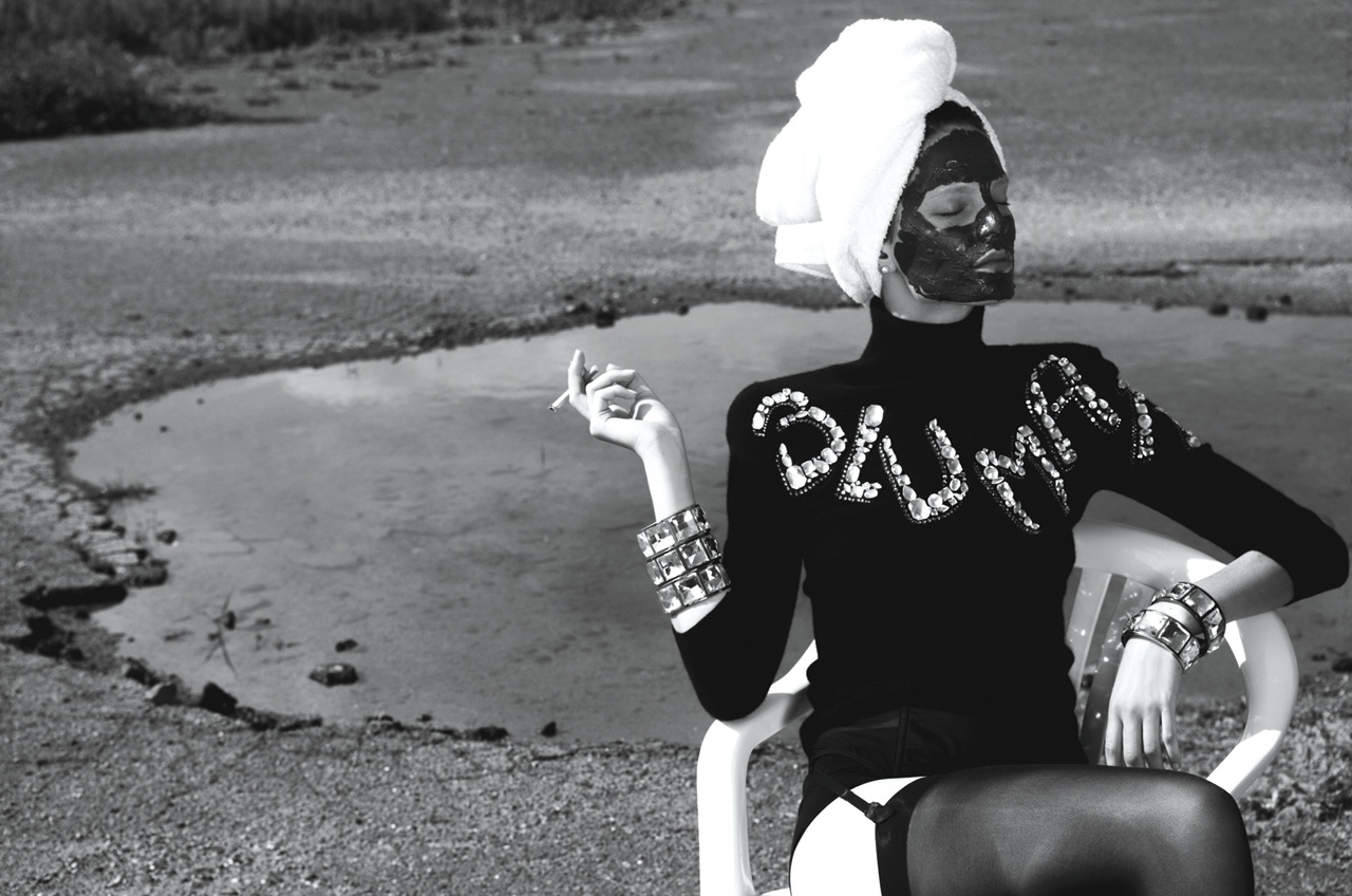 1280x848, 255 Kb / стул, лужа, полотенце, сигарета, свитер, маска, чулки, браслеты, ч/б