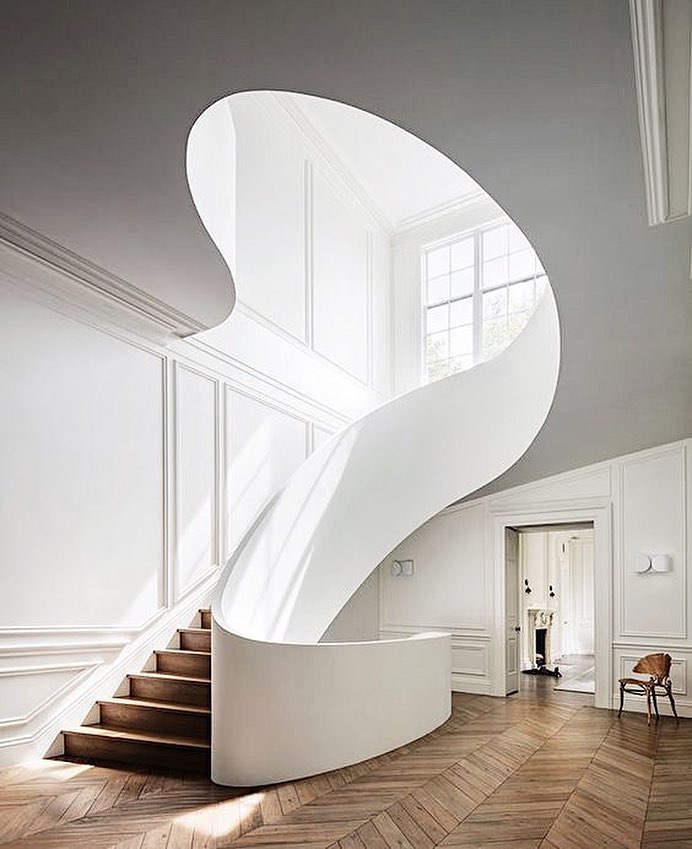 692x849, 82 Kb / паркет, лестница, дверь, стул, проем, окно, белое