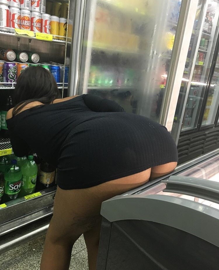 750x924, 153 Kb / брюнетка, попа, банки, холодильник, фанта, спрайт, жопа